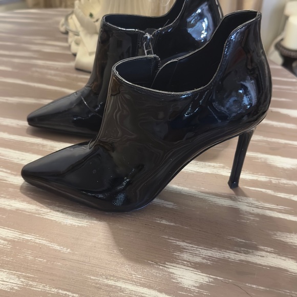 Nib Michael Kors size 6 1/2 bootie with zipper - Picture 3 of 5